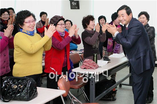 [포토]박수치며 환호하는 광주시 최영호 남구청장