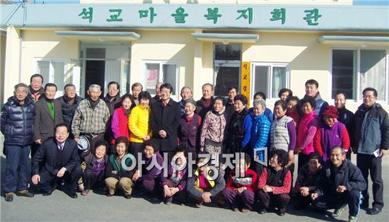 11일 군동면 석교마을회관 리모델링 준공식 후 강진원군수, 김상윤 부의장, 기관단체장, 주민들이 마을회관 앞에서 기념촬영을 하고 있다.