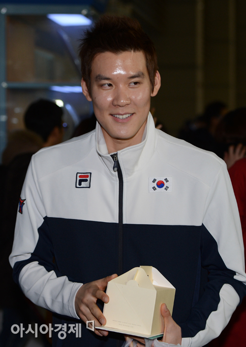 [포토] 박태환 '팬의 정성어린 선물 들고 출국'