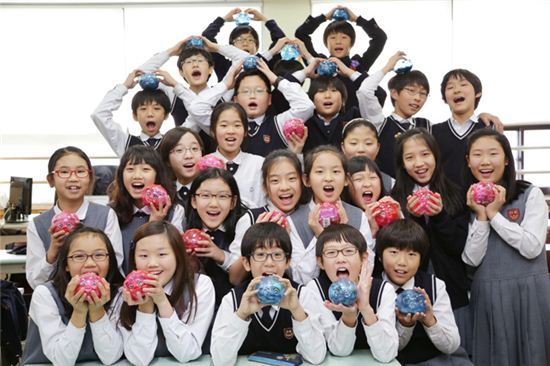 대광초등학교 어린이들이 ‘사랑 꾸러미’마련에 동참했다. 일 년여 동안 용돈을 모아 한 학생당 사랑의 꾸러미 1개씩을 준비해 홀몸 어르신들에게 전달했다.
