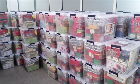 성북구 직원들은 애장품을 기부하고 경매를 통해 얻어진 수익금으로 겨울나기에 필요한 물품을 담은 ‘사랑 꾸러미’를 전달했다.
