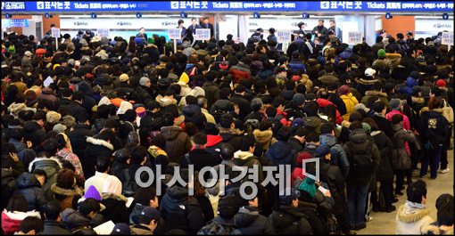 [포토]줄지어 선 시민들