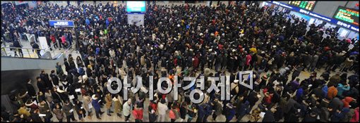 [포토]서울역에서 줄지어 선 시민들