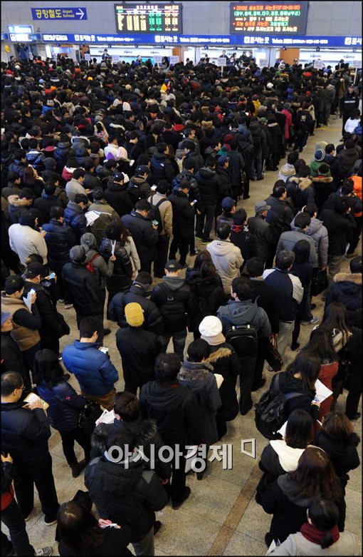 [포토]줄 선 시민들, 2013 설 연휴 기차표 예매 시작