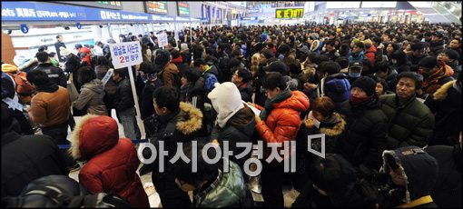 [포토]설 연휴 열차예매, 줄 선 시민들
