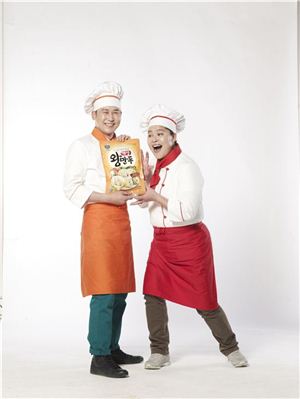 ▲동원F&B 개성왕만두 신규 광고모델 신동엽과 이영자