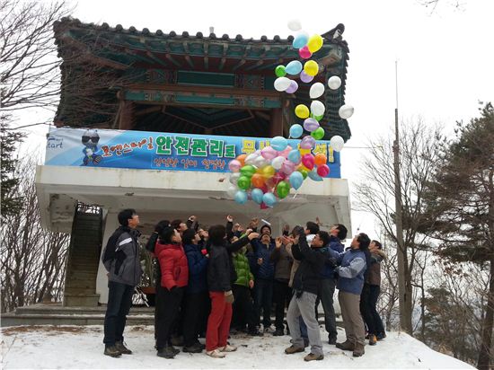 지난 11일 포스코엔지니어링 직원들이 천안 태조대에서 안전을 기원하는 마음을 담아 풍선을 날리고 있다.