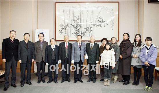 중봉 이가범 선생이 장흥군에  묵죽화를  기증하고 이명흠 장흥군수와 관계들이 기념촬영을 하고 있다.