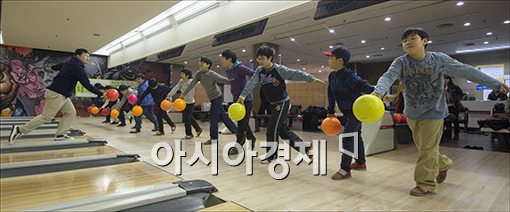 [포토]학업스트레스 볼링공과 함께 스트라이크