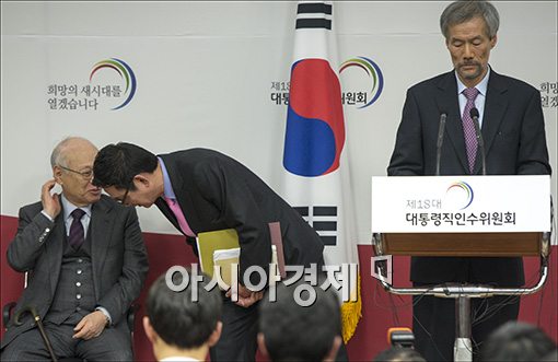 [포토]기자회견 도중 이야기 나누는 김용준·윤창중