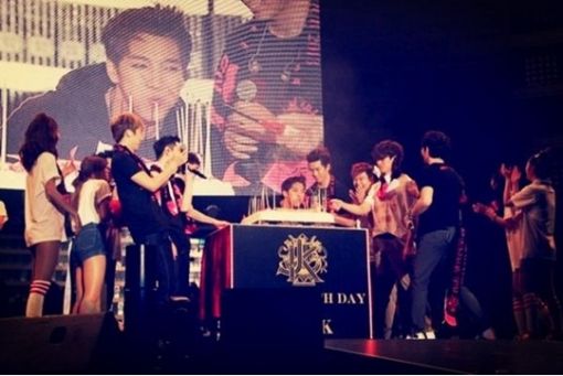 준케이, '서프라이즈' 생일파티 현장…JYP 식구 총출동