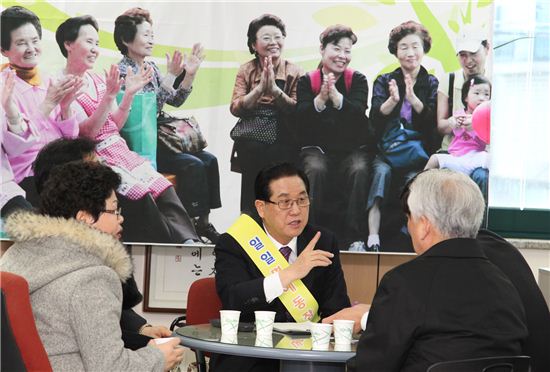 문충실 동작구청장이 지난해 일일동장이 돼 상도1동 주민들과 대화를 나누고 있는 모습