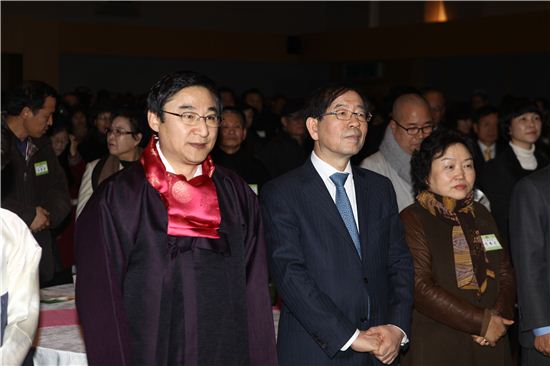 이동진 도봉구청장이 15일 오후 4시부터 열린 신년인사회에서 박원순 서울시장과 함께 서 있다.