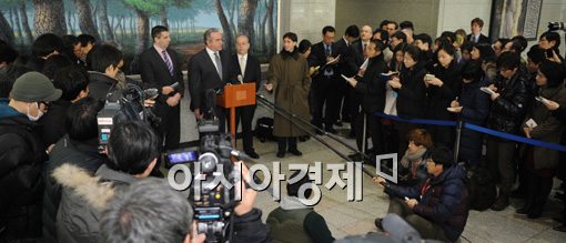 [포토]기자회견 가지는 캠벨, 다음은?