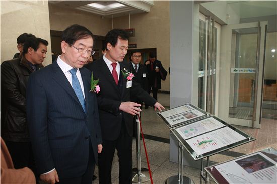 박겸수 강북구청장(가운데)가 박원순 서울시장에게 올 해 주요 사업에 대해 설명하고 있다.