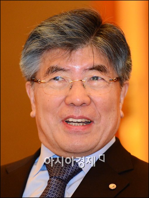 [포토]미소짓는 김중수 한은 총재