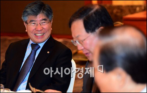 [포토]대화 나누는 김중수 한은 총재