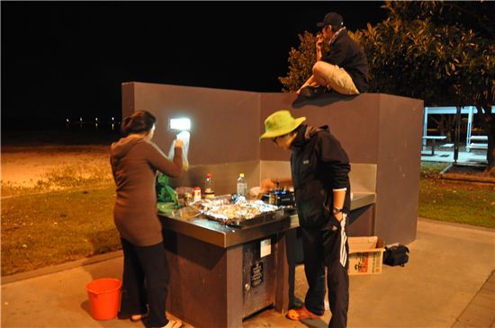 삼겹살에 소주 한 잔…가족이 된 이웃