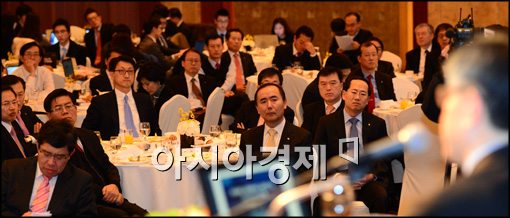 [포토]김중수 한은 총재 강연 듣는 금융경영인들