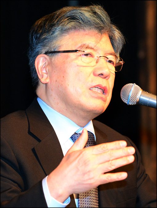 [포토]진지한 모습으로 강연하는 김중수 한은 총재
