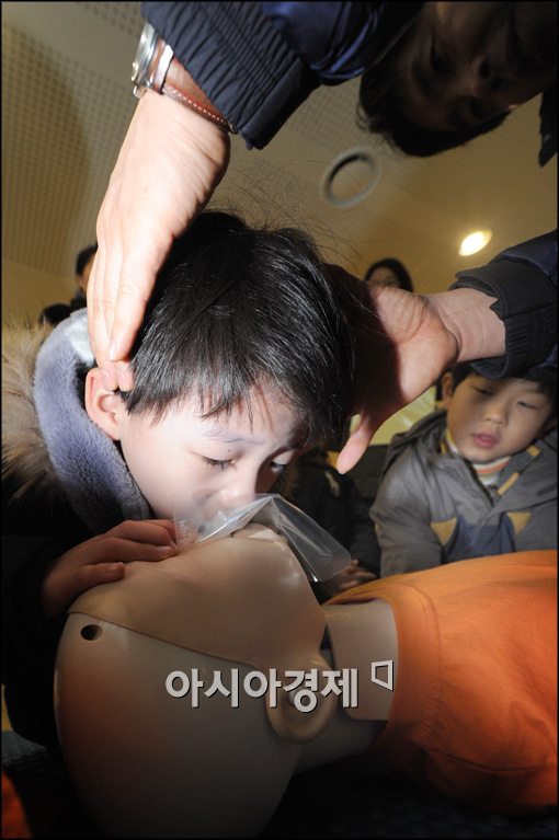[포토]인공호흡법 배우는 아이들