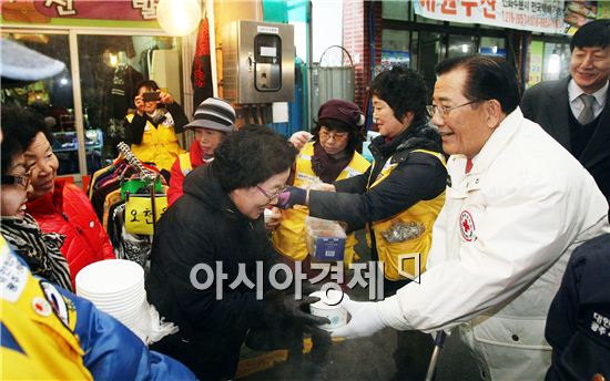 [포토]박준영 전남지사, 적십자사 회원들과 악수 