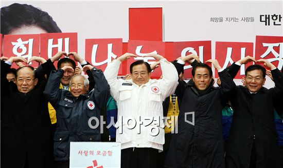 [포토]'사랑의 등불' 퍼포머스 펼치는 박준영 전남지사