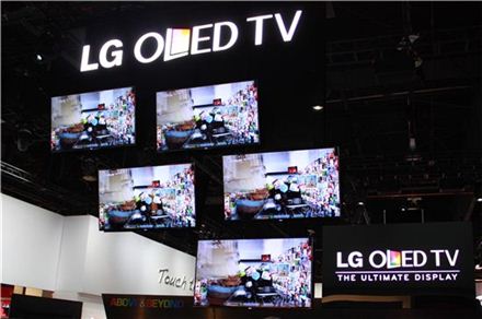 LG OLED TV가 전시된 LG전자의 CES 2013 전시 부스.