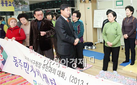 [포토]노래교실 회원들 격려하는 최영호 남구청장