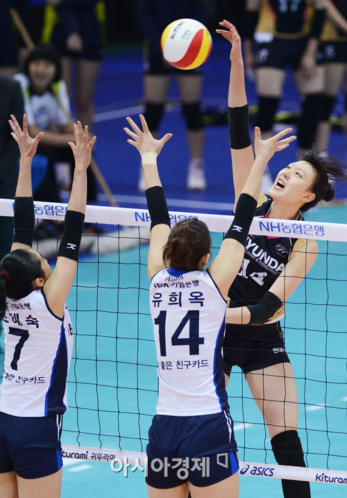 [포토] 양효진 '내가 훨씬 높지~'