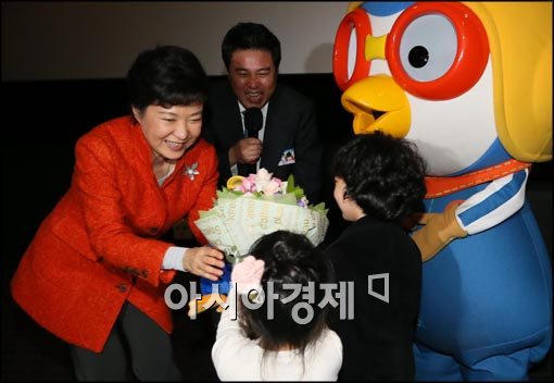 뽀통령 만난 박근혜 대통령 당선인