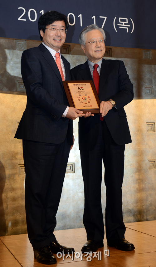 [포토] 염태영 수원시장-이석채 KT회장 '10구단은 우리가!'