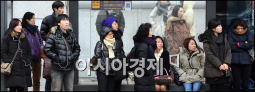 [포토]추위 속에 버스 기다리는 시민들
