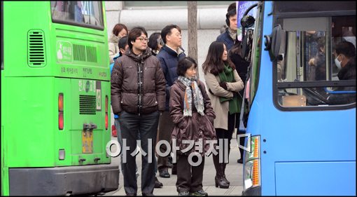 [포토]버스 기다리는 시민들