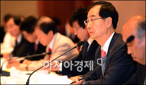 [포토]포럼 경청하는 한덕수 무역협회 회장