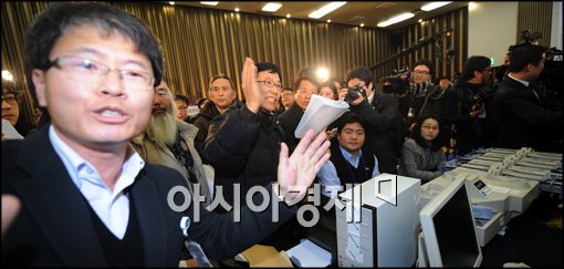 [포토]개표 시연회 중단 요구하는 시민단체 회원들