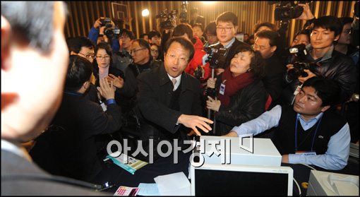 [포토]거센 항의하는 시민단체, 개표 시연 중단하라