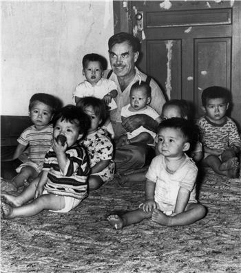 자료사진. 입양아들과 함께 있는 홀트의 모습(1955)