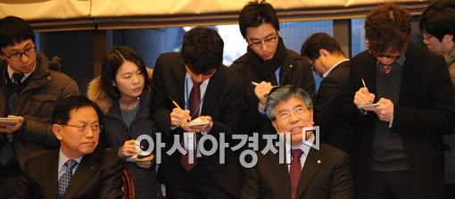 [포토]김중수 총재에게 쏠린 눈