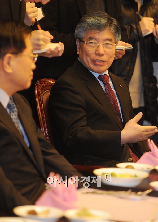 [포토]김중수 "더 이상의 경제 악화는 어렵다"