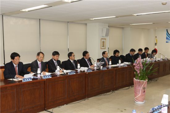 서울에서 열린 조달행정발전위원회 회의 모습