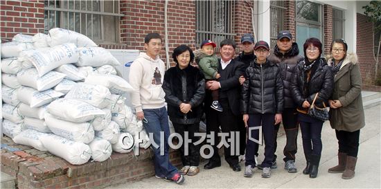 신안 신의면 토판염의 장인인 박성춘씨가 최근 보육원을 찾아 토판천일염 20kg 70포대를 전달했다
