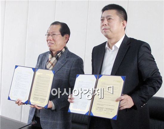 이명흠 전남 장흥군수(왼쪽)와 하얼빈시 아성구와  교류협력하고 기념촬영하고 있다.