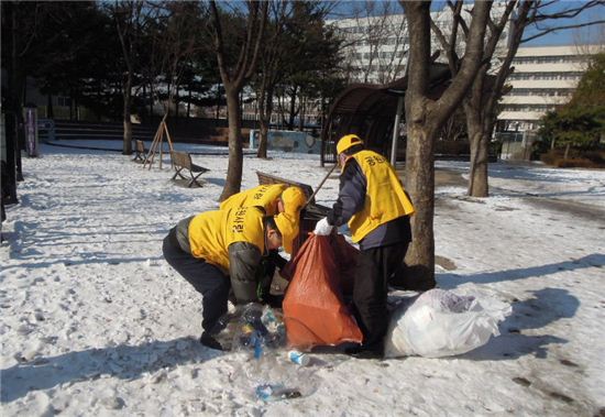 마포구 어르신들이 공원 청소를 하고 있다.