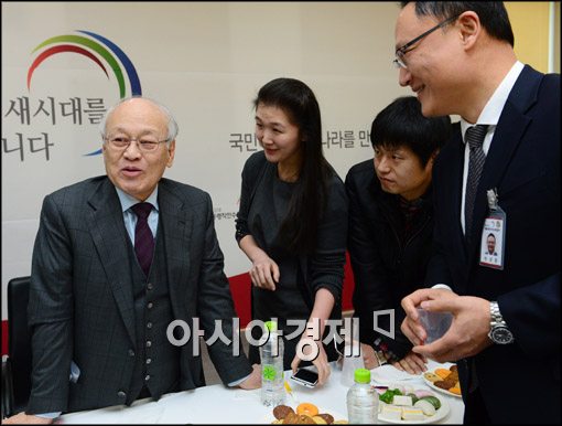 [포토]미소보이는 김용준 위원장