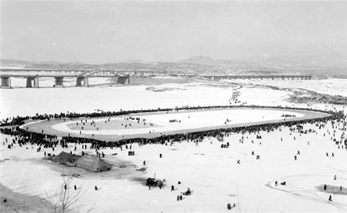 ▲ 한강 빙상대회 - 천연빙상대회장이 된 한강(1956)
