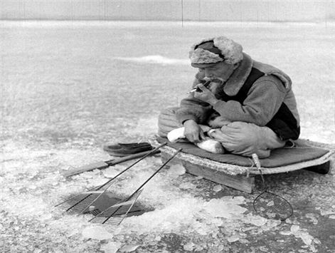 ▲ 한강 얼음 위 낚시 삼매경에 빠진 강태공 할아버지(1964)
