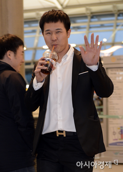 [포토] 최정 '커피 한 잔의 여유를 아는 사나이~'