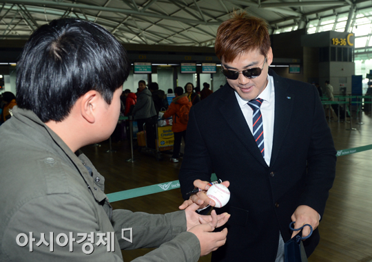 [포토] 홍성흔 '사인 요청에 친절하게'