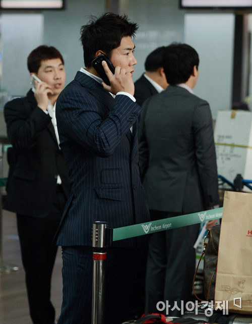 [포토] 통화하는 강정호 '전지훈련 잘 다녀오겠습니다'